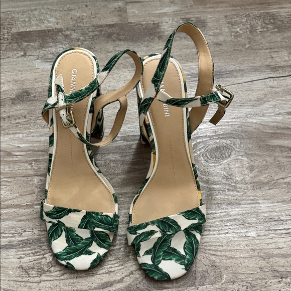 Gianni Bini Shoes - Gianni Bini Leaf Print Sandals in Green and Cream